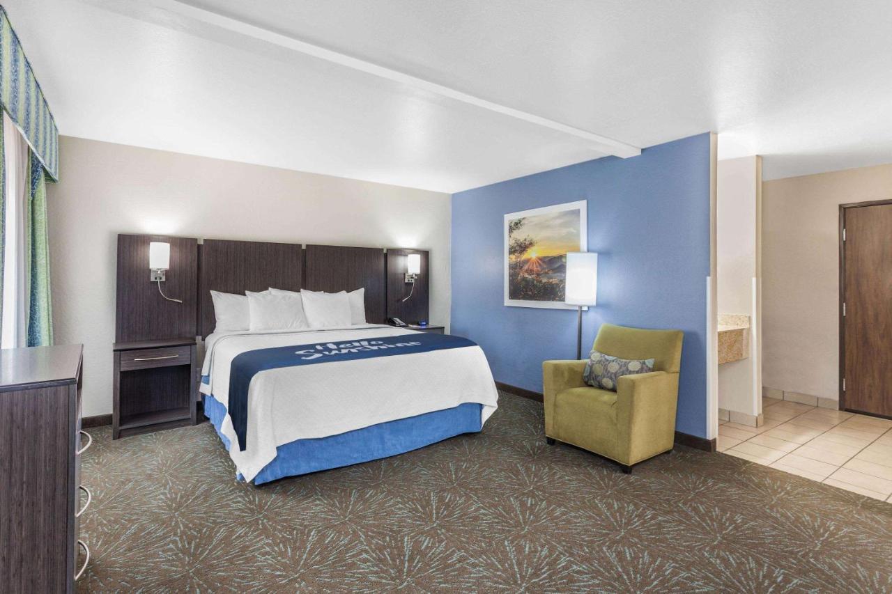 Days Inn & Suites By Wyndham East Flagstaff Exterior photo